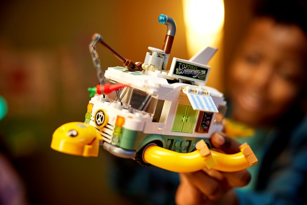 Foto van speelgoed LEGO DREAMZzz Mevr. Castillo's Schildpadbusje_lifestyle05_71456.jpg